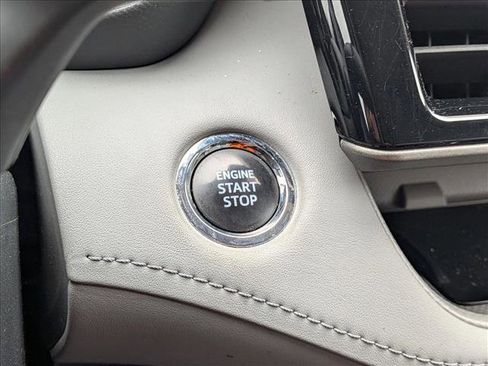 Used 2023 Toyota Highlander XLE image 16