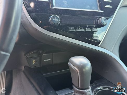 Used 2018 Toyota Camry SE w/ Moonroof Package FWD image 12
