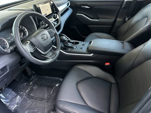 Used 2025 Toyota Highlander XLE FWD image 9