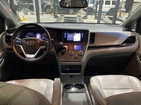 Used 2017 Toyota Sienna XLE w/ XLE Navigation Package FWD image 2