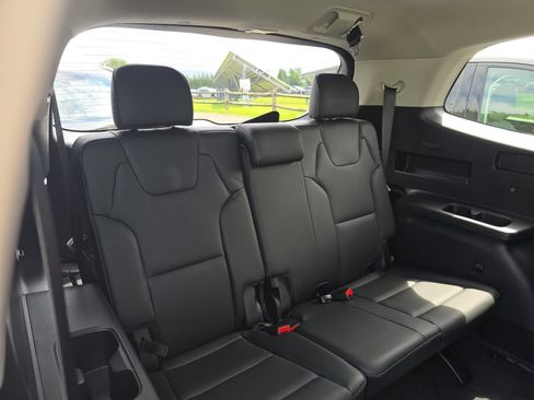 Used 2024 Kia Telluride EX w/ EX Captain's Chair Package FWD image 13