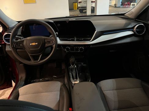 Used 2025 Chevrolet Trax LT FWD image 32