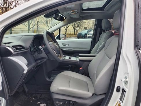 Used 2025 Toyota Sienna XLE image 18
