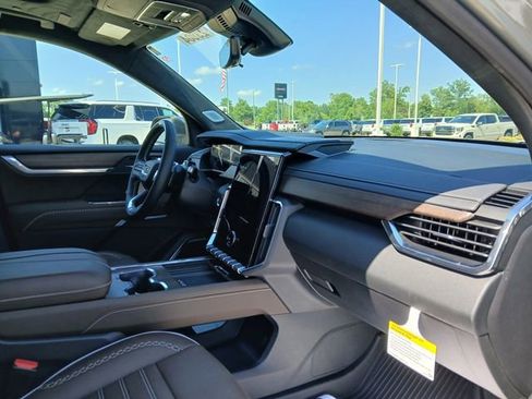 New 2026 GMC Acadia Denali Ultimate w/ LPO, Floor Liner Package AWD/4WD image 15