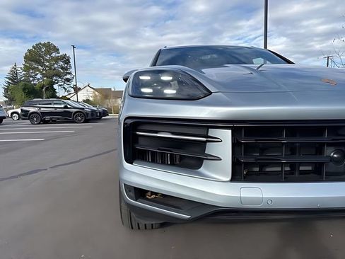 Used 2024 Porsche Cayenne w/ Premium Package AWD/4WD image 9