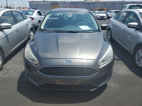 Used 2017 Ford Focus SE FWD image 2