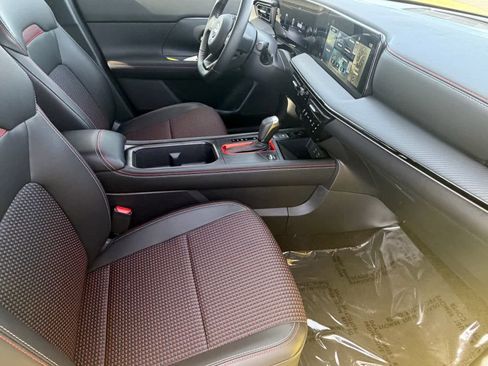 Certified 2025 Nissan Kicks SR image 2