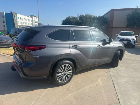 Used 2022 Toyota Highlander Platinum AWD/4WD image 3