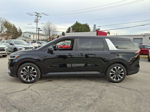 Used 2022 Kia Carnival EX image 4