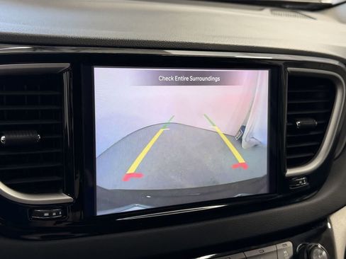 Used 2023 Chrysler Pacifica Touring-L FWD image 19