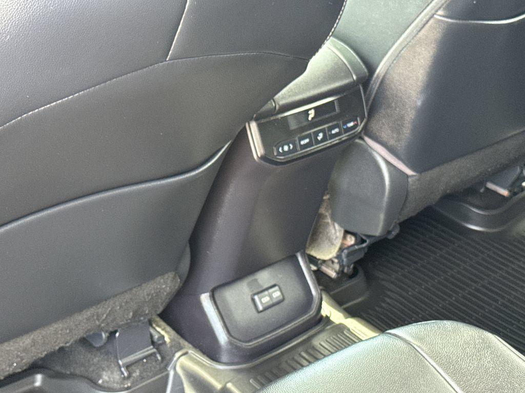 Used 2023 Toyota Highlander XLE AWD/4WD image 40