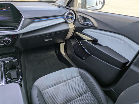 Used 2025 Chevrolet Trax LT FWD image 18
