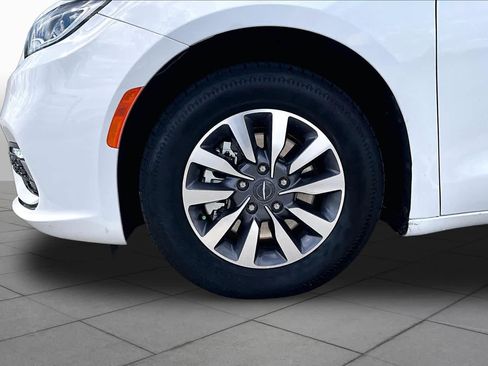 Used 2024 Chrysler Pacifica Limited FWD image 11