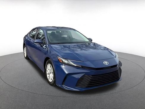 Used 2025 Toyota Camry LE image 3