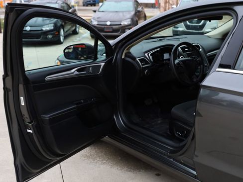 Used 2017 Ford Fusion SE w/ Fusion SE Technology Package image 9