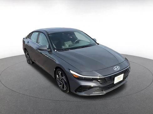 Used 2025 Hyundai Elantra SEL image 3