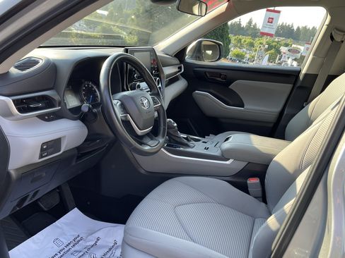Used 2022 Toyota Highlander LE AWD/4WD image 9