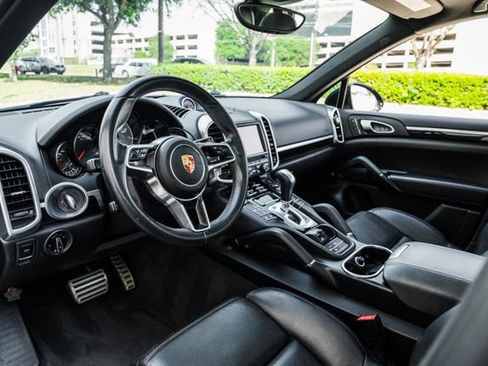Used 2015 Porsche Cayenne S image 2