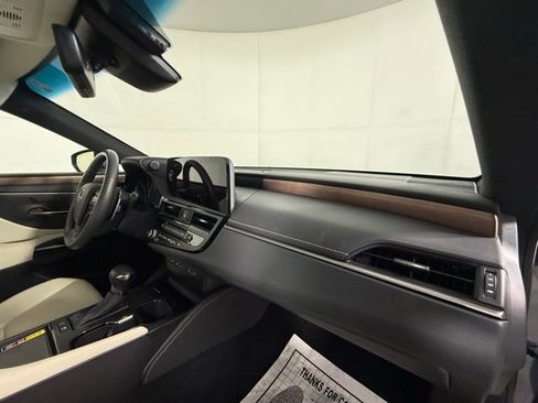 Certified 2025 Lexus ES 300h w/ Premium Package image 32