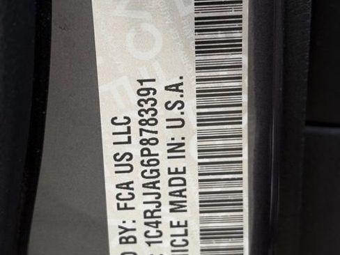 Used 2023 Jeep Grand Cherokee L Laredo image 32