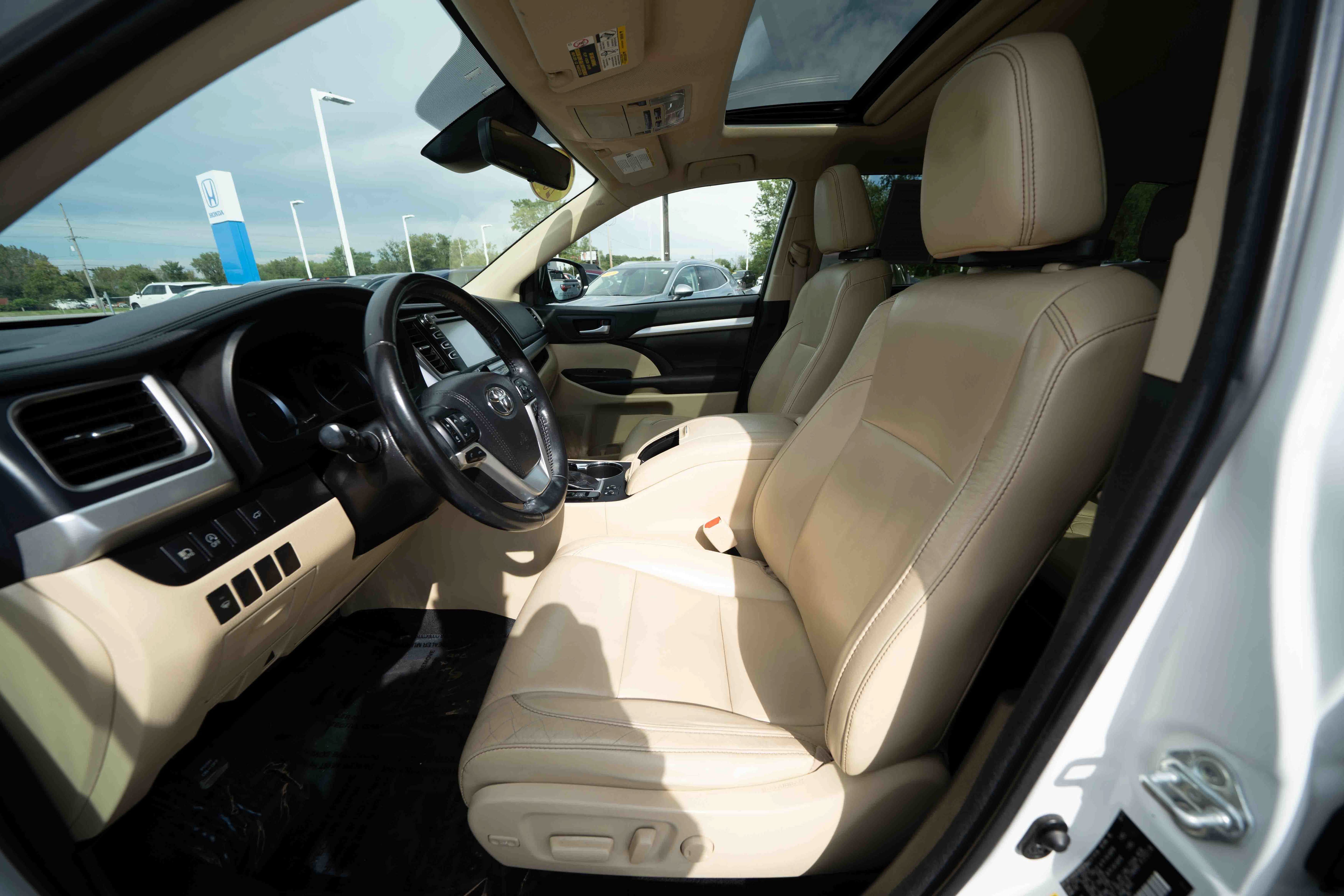 Used 2017 Toyota Highlander XLE AWD/4WD image 9