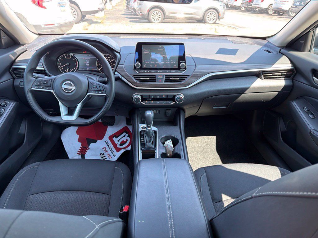 Used 2025 Nissan Altima 2.5 SV FWD image 15