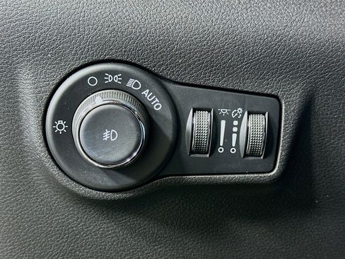 Used 2025 Jeep Compass Latitude image 17