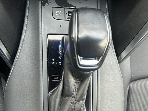 Used 2021 Toyota Venza LE image 12