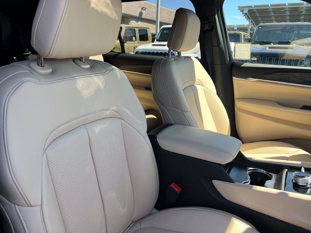 New 2026 Jeep Grand Cherokee L Limited w/ Luxury Tech Group II AWD/4WD image 17