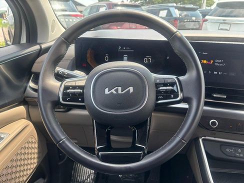 Used 2025 Kia Carnival FWD image 14