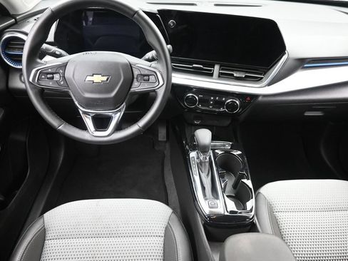 Used 2025 Chevrolet Trax LT w/ LT Convenience Package FWD image 14