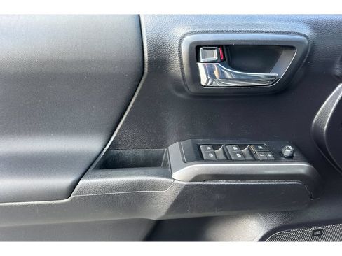Used 2020 Toyota Tacoma TRD Off-Road w/ TRD Premium Off Road Package AWD/4WD image 11