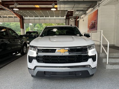 Used 2025 Chevrolet Silverado 1500 LT RWD image 2