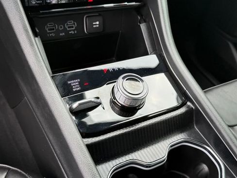Used 2024 Jeep Grand Cherokee Limited w/ Black Appearance Package AWD/4WD image 23