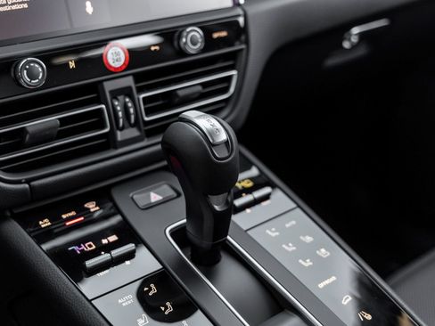 Certified 2026 Porsche Macan AWD/4WD image 30