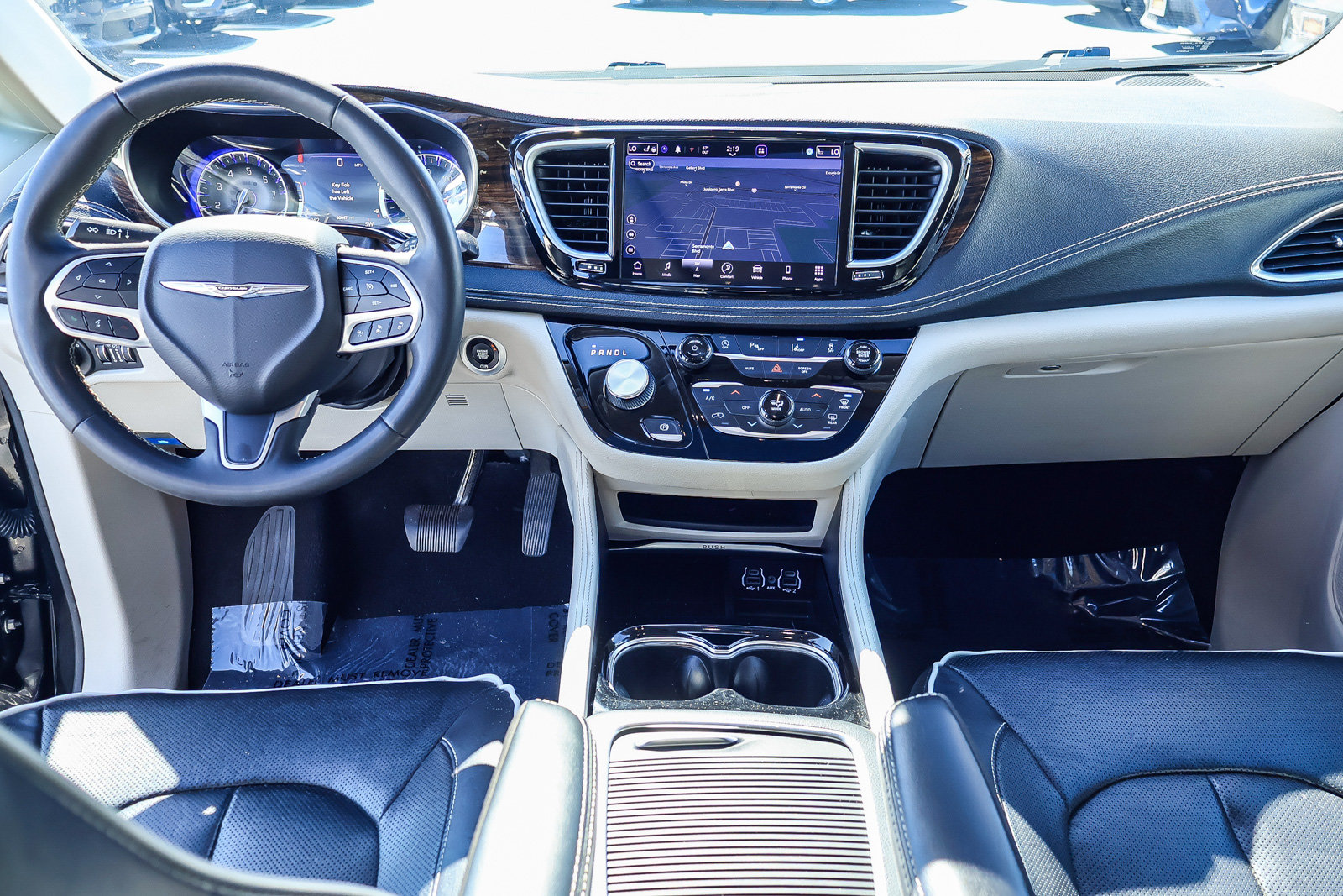 Used 2023 Chrysler Pacifica Limited FWD image 9
