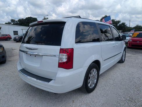 Used 2014 Chrysler Town & Country Touring FWD image 7