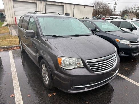 Used 2015 Chrysler Town & Country Touring image 3