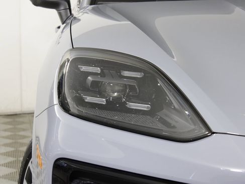 Used 2024 Porsche Cayenne Coupe image 11