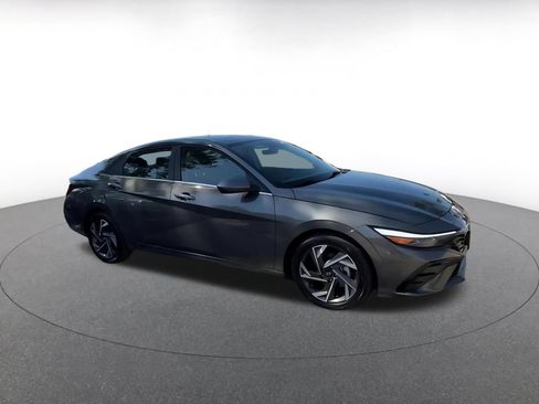 Used 2025 Hyundai Elantra SEL FWD image 2