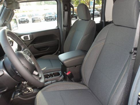 New 2025 Jeep Gladiator Willys image 10