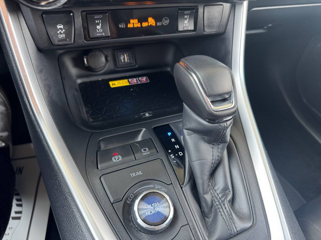 Used 2025 Toyota RAV4 XSE w/ Advanced Technology Package AWD/4WD image 19