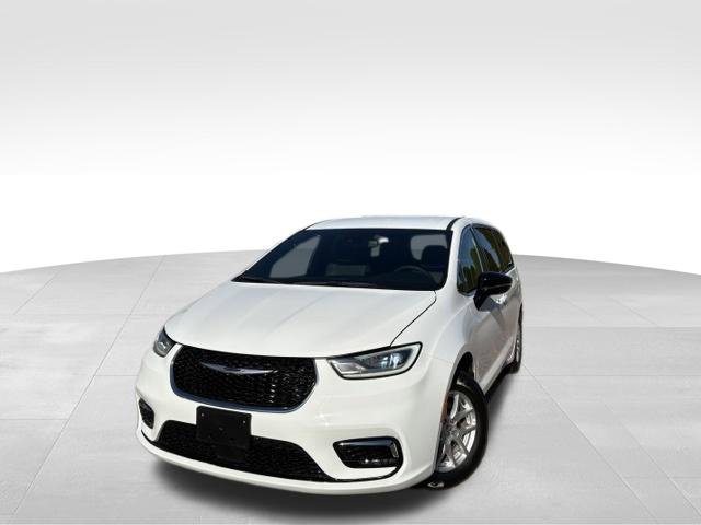 Used 2025 Chrysler Pacifica Select FWD image 1