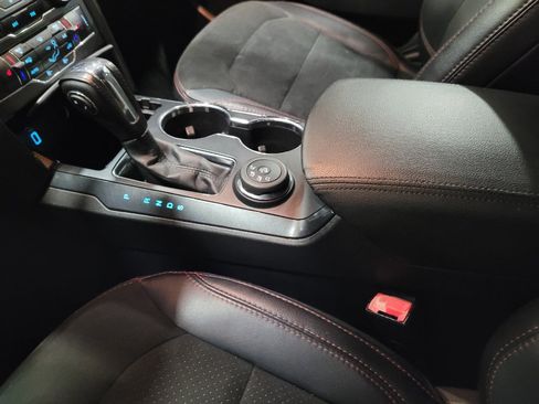 Used 2018 Ford Explorer XLT w/ Equipment Group 202A AWD/4WD image 26