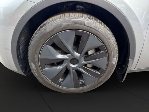 Used 2024 Tesla Model Y Long Range AWD/4WD image 21