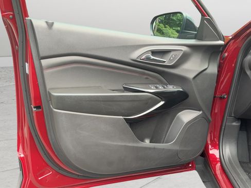 Used 2025 Chevrolet Trax RS w/ Sunroof Package FWD image 11