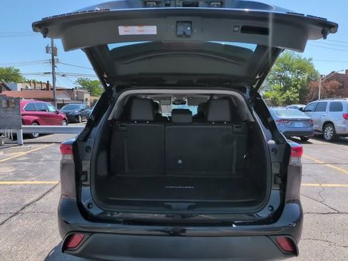 Used 2022 Toyota Highlander XLE AWD/4WD image 13