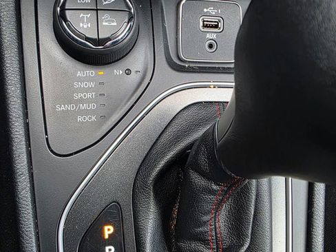 Used 2020 Jeep Cherokee Trailhawk image 17