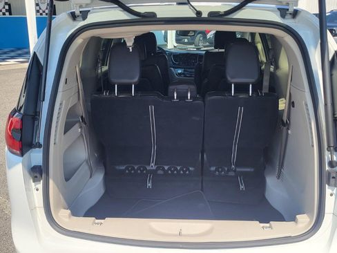 Used 2023 Chrysler Pacifica Touring-L FWD image 4