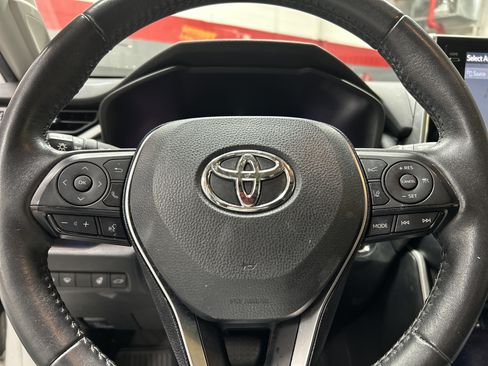 Used 2019 Toyota RAV4 Limited FWD image 17